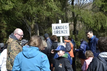 komentovaná procházka po křížcích a kamenech v okolí zaniklé obce Lísková, zastavení u hraničnícho přechodu Haselbachbrücke