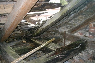 Po zakoupení synagogy v roce 2002 nechybělo mnoho ke zřícení celého objektu, dírami ve střeše totiž zatékalo dovnitř.