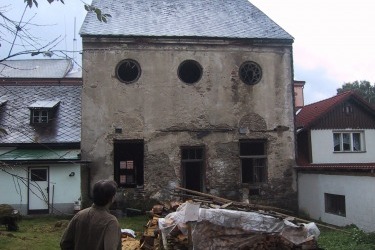 Synagoga v roce 2002 zezadu. / Synagoge von hinten, 2002.