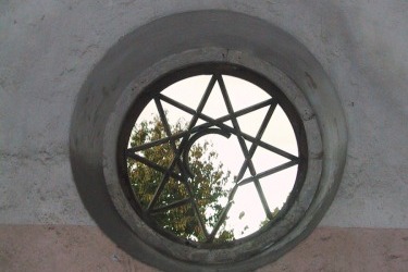 Jediné původní dochované kruhové okno, 2002 