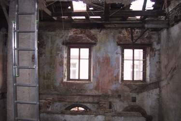 -	Začátek rekonstrukce, interiér synagogy, 2003 / Blick in den Innenraum während der Renovierung