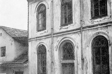 Snímek synagogy z válečného období, kdy již byly ze štítu strženy kamenné desky Desatera. 
