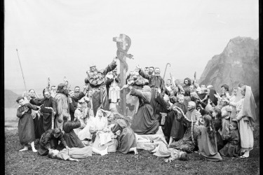 Pašijové hry v Hořicích před stavbou divadla, snímek pořízen někdy v letech 1884-1887 (Zdroj: Fotoateliér Seidl)