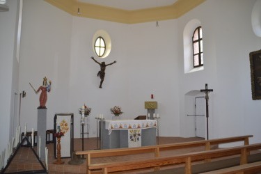 Zrenovovaný interiér kostela Panny Marie Bolestné v Hamrech