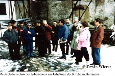 Česko-německá pracovní skupina pro obnovu před kostelem v Hamrech.