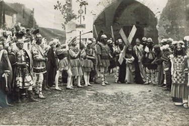 Die Passionsspiele in Höritz im Jahr 1923, Beginn des Kreuzweges. (Zdroj/Quelle: Muesum Fotoateliér Seidel)