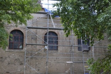 Die St.-Jakobus-Kirche und das Pfarrhaus in Böhmisch Domaschlag
