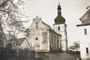 Die St.-Jakobus-Kirche in Bömisch Domschlag in den 1920er Jahren, aus den Sammlungen des Westböhmischen Museums in Pilsen.