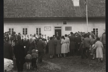 Um die Eröffnung der Dauerausstellung, die dem Schriftsteller Adalbert Stifter in seinem Geburtshaus gewidmet ist, haben sich Hugo Rokyta. Eröffnung der Denkmalstätte Stifterhaus am 23. Oktober 1960