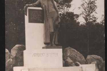 Der Dichter Adalbert Stifter (1805–1868) widmete sich neben dem Schreiben auch der Malerei, wirkte als Pädagoge und Landschulrat in Linz. Bronzedenkmal in Oberplan